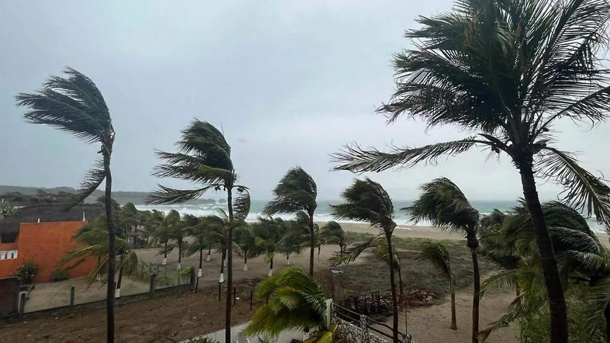 Cancelan vuelos a oaxaca por huracán